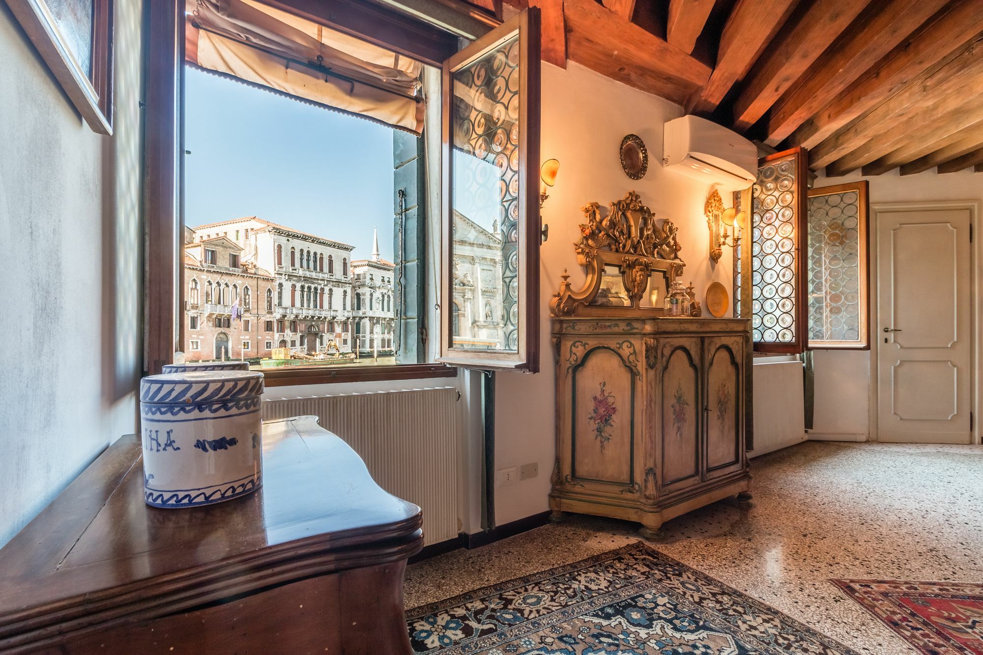 Admiral Emo Palace Over Canal Grande Venedig